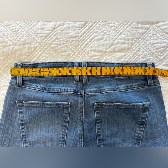 L.L. Bean EUC Light Wash BeanFlex Jeans Size 10P - Picture 7 of 10